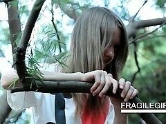 Белокурая возбужденная молодая распутница натирает влагалище женским бельем
