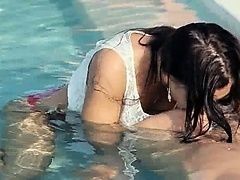 Невероятный секс в бассейне с опрятной красоткой
