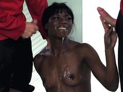 Черная худая Ana Foxx получает два больших белых члена и много спермы