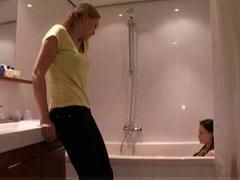 Лесбиянки трахаются с дилдо в ванне