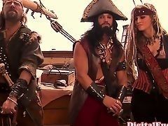Грудастая Carmen Luvana и потрясающий Джек Воробей снялись в порно видео постановке на корабле